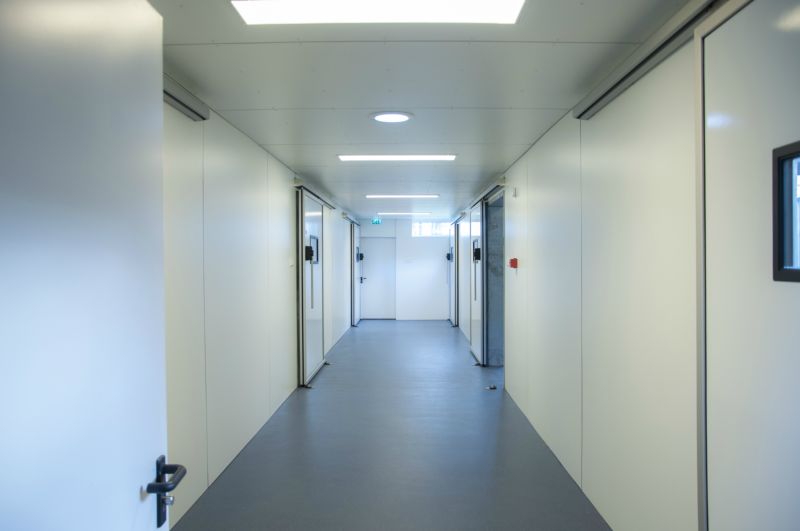 Lichte, schone gang met deuren naar de verblijven